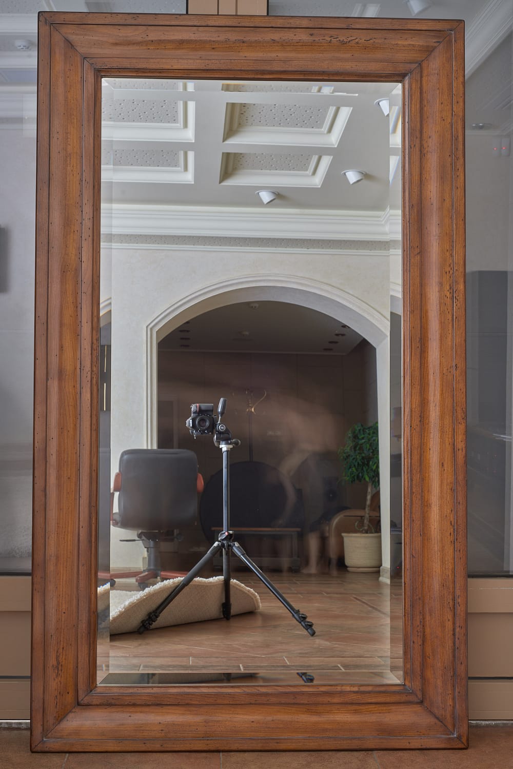 grand miroir dans un cadre en bois de style vintage