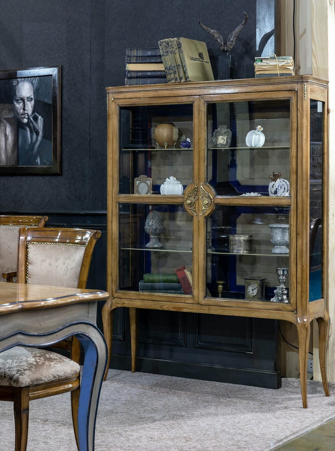 mobilier d’intérieur d’élite dans un style antique vitrine sur mesure en bois