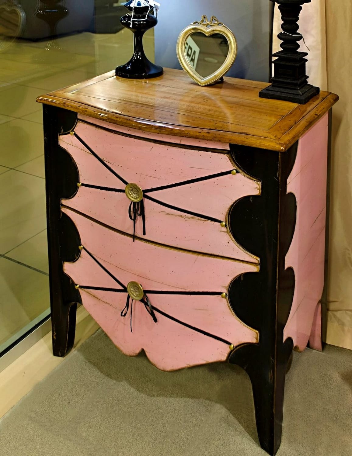 commode en bois massif avec deux tiroirs vintage