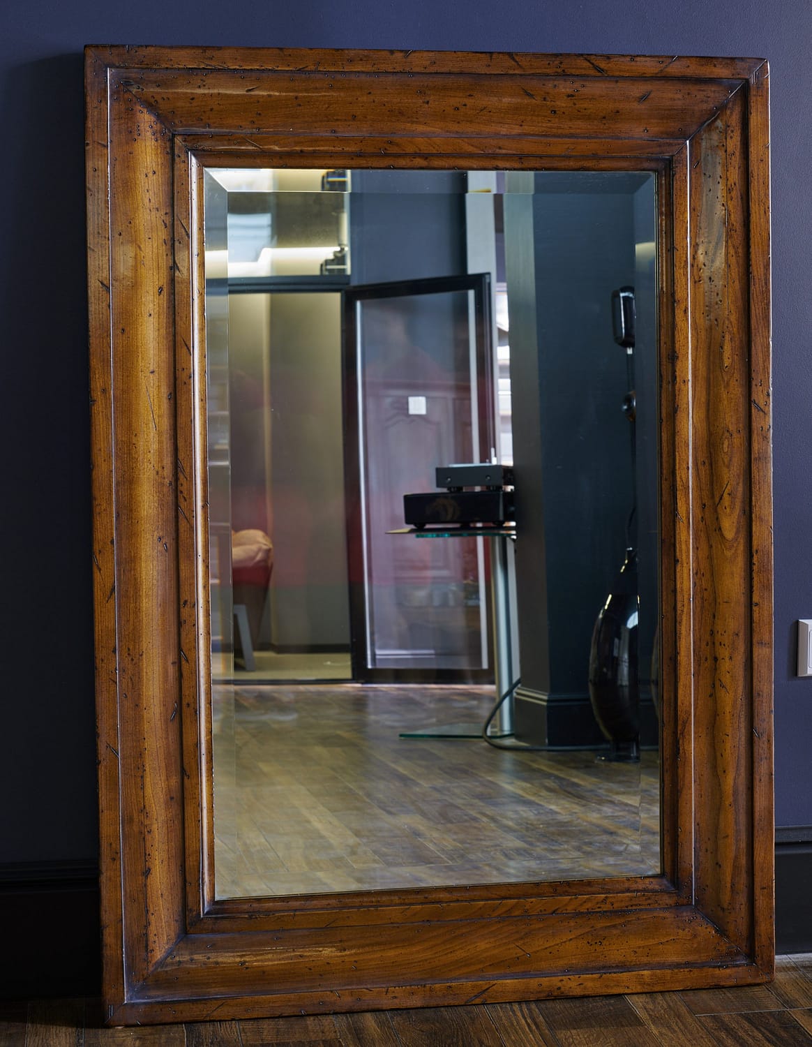 grand miroir dans un cadre en bois de style vintage