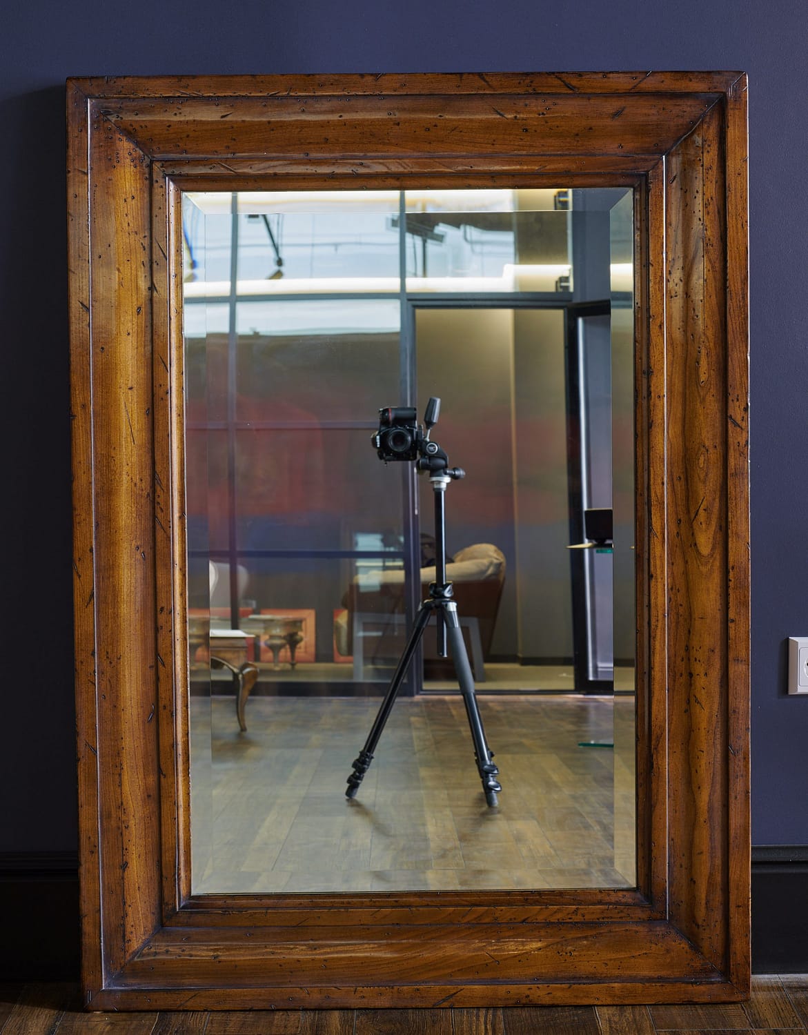 grand miroir dans un cadre en bois de style vintage