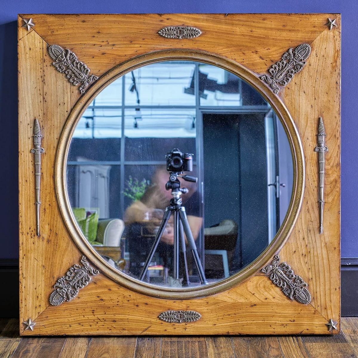 кругле дзеркало в дерев'яній рамі в стилі vintage