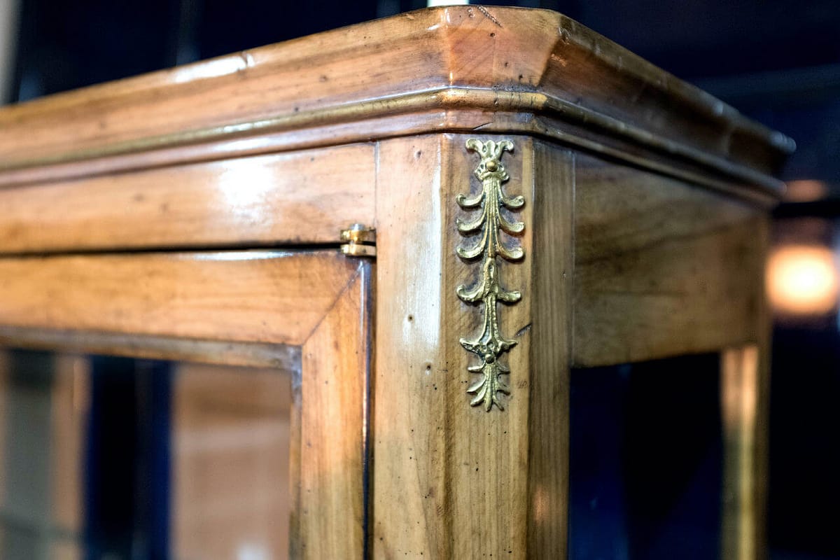 mobilier d’intérieur d’élite dans un style antique vitrine sur mesure en bois