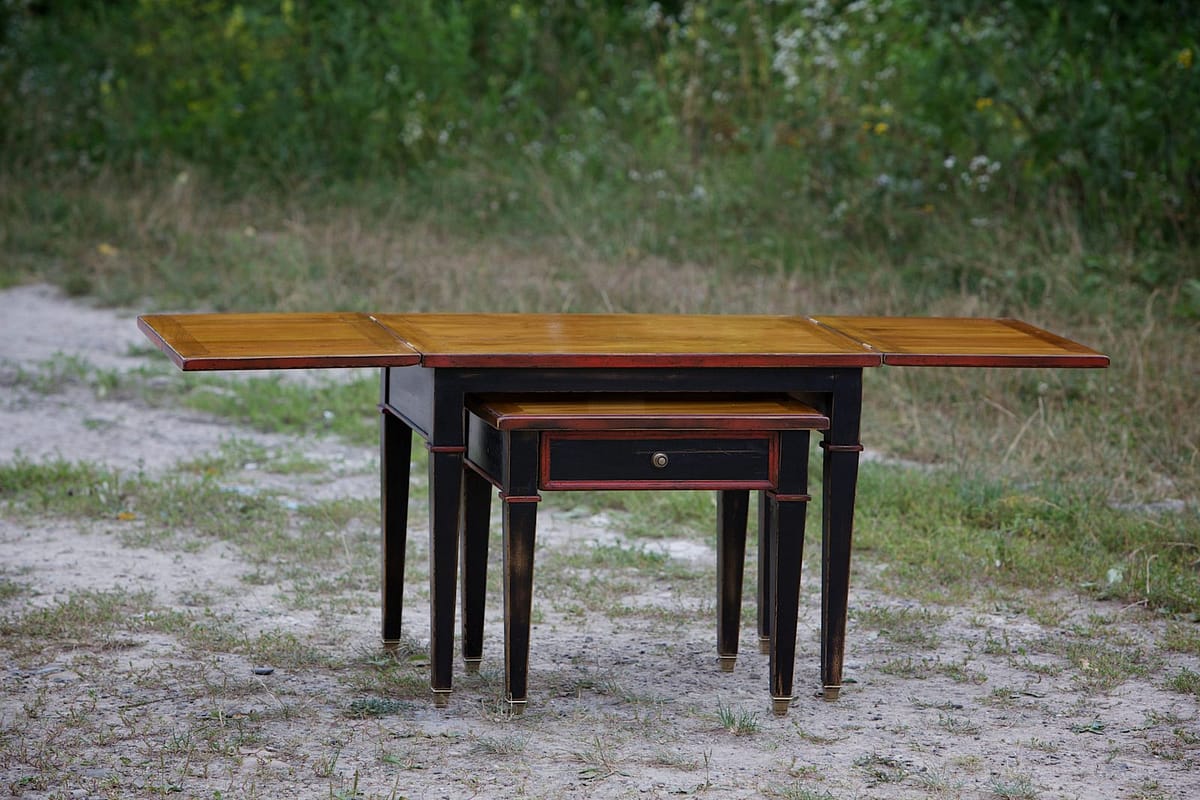 Tables basses - meubles anciens dans le style d’un bureau de directeur