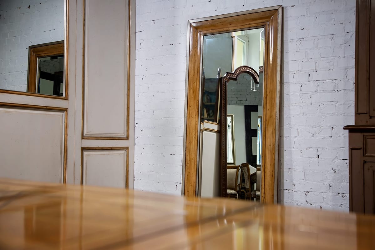 grand miroir dans un cadre en bois de style vintage