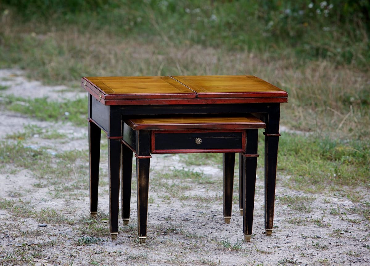 Tables basses - meubles anciens dans le style d’un bureau de directeur