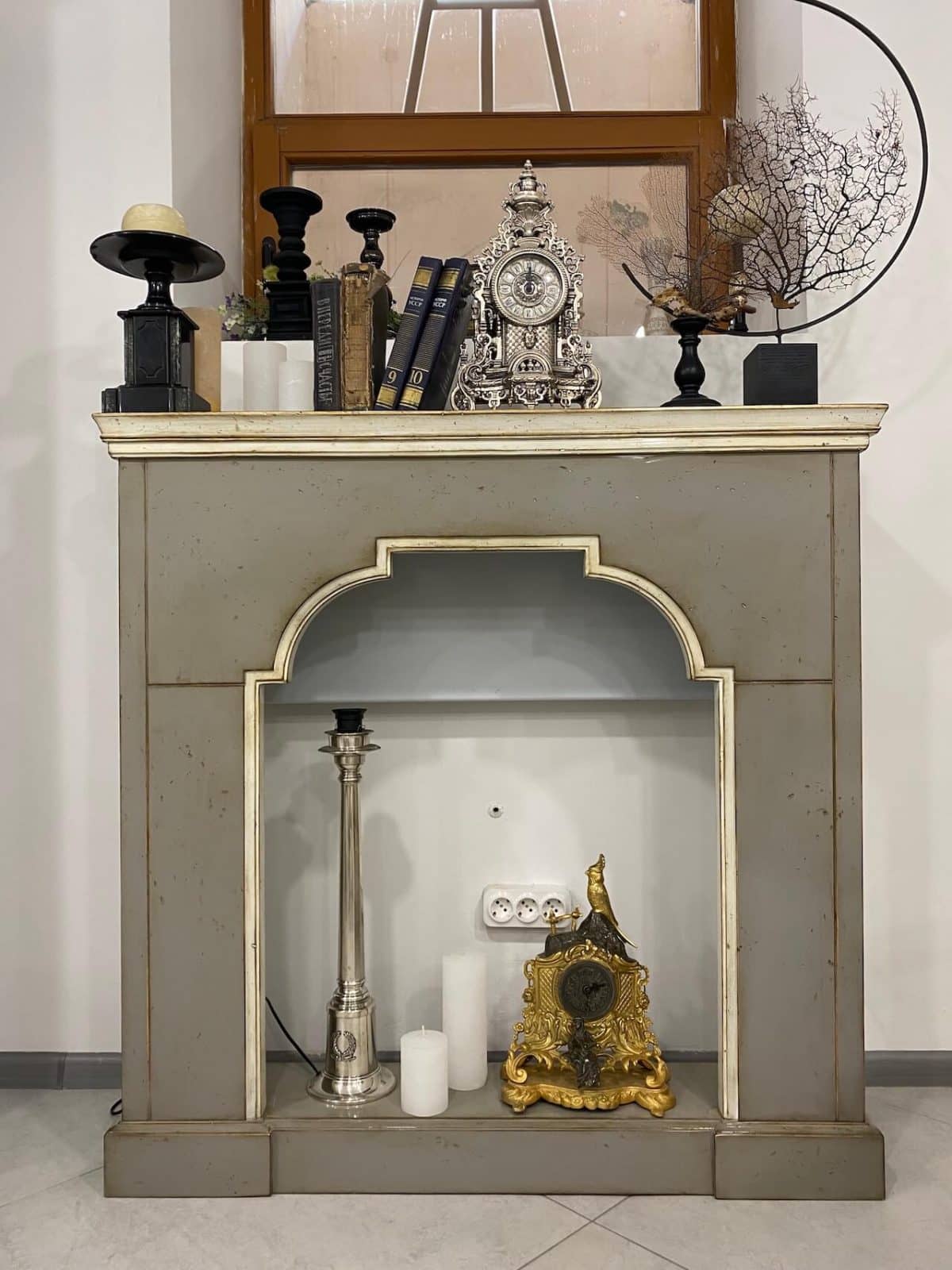 Portail en bois pour cheminée électrique de style vintage - Yves Fouquet
